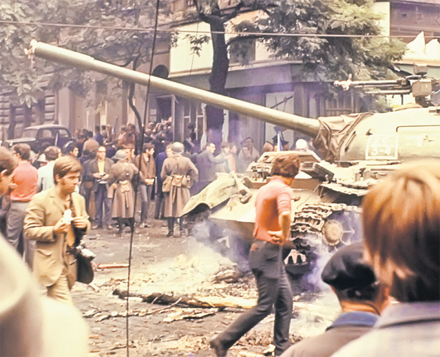 Ceauşescu s-a opus invadării Cehoslovaciei de către sovietici