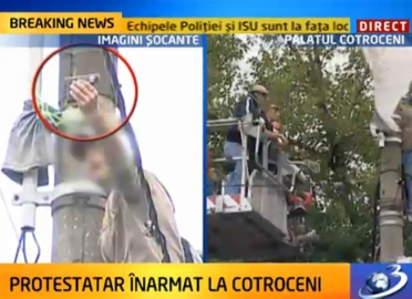 Un bărbat înarmat s-a urcat pe un stâlp în fața Palatului Cotroceni