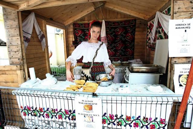 Maria Petreuş (17 ani) vinde plăcinte cu 2 lei