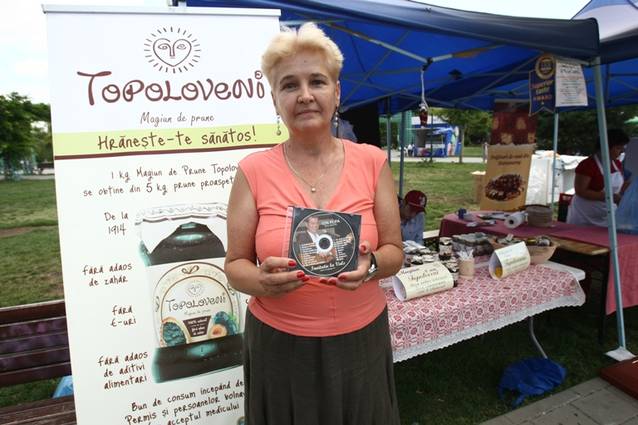 În parcul Sebastian, Bianca Stanciulov (58 de ani) dă un CD gratis la un borcan de magiun cumpărat