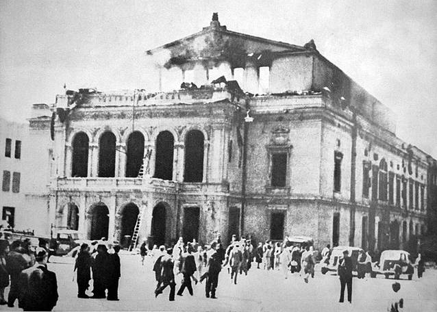 Fostul Teatru Naţional de pe Calea Victoriei, fumegând în august 1944