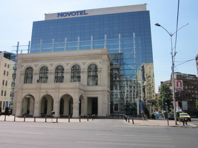 Pe Calea Victoriei, lângă Palatul Telefoanelor, s-a refăcut faţada Teatrului Naţional, care a fost inclusă în imobilul Novotel