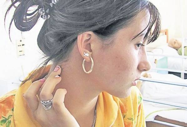 O tânără din Tulcea a fost aruncată de la 30 m şi strânsă de gât