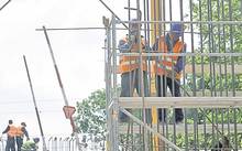 Constructorii, cei mai mulți angajați “pe blat”