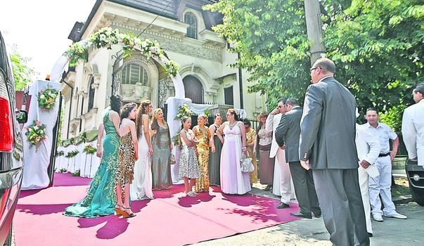 O mireasă de etnie rromă a purtat rochie de 10.000 de euro creată de Botezatu