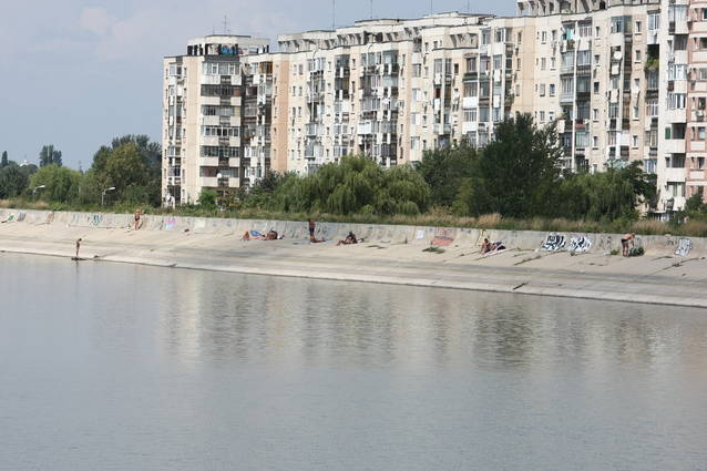 Bucureştenii de lângă lacul Morii au profitat de weekendul prelungit şi au întins cearşafurile pe dalele din beton ale lacului