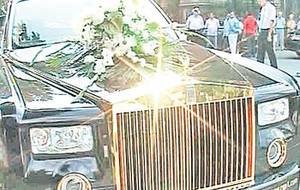 Mirii au venit la bisericå într-un Rolls Royce aurit