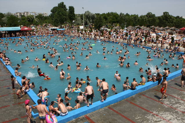 Are apă, are nisip... de ce nu ar putea fi considerat ştrandul Dâmboviţa, din cartierul Crângaşi, o “mare mai mică”?