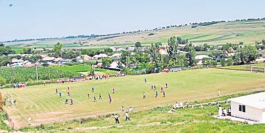 Aşa arată terenul din Ipoteşti, Botoşani. În acest loc, va apărea o arenă nouă, care va costa 200.000 de euro