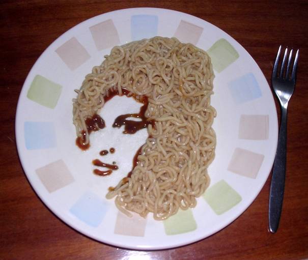 Portretul lui Amy Winehouse, făcut din tăiţei