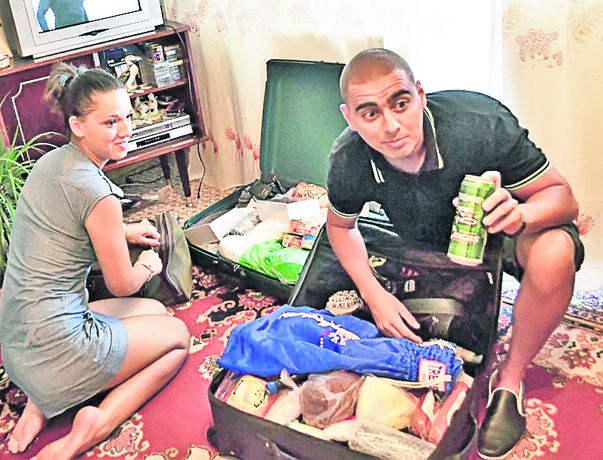 Alexandra Netcu și Flaviu Pop se întorc la locul de muncă din Spania cu geamantanul plin de bunătăți