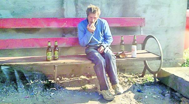 Înconjurat de sticle de bere, ieri, când ceasul nu arăta încă ora 9.00 dimineaţa, un piteştean abia mai reuşea să îndruge două vorbe şi era pe cale să cadă în cap.