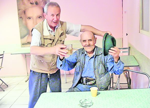 Nea Traian (dreapta) spune că nu rezistă fără să treacă pe la cârciumă, ca să-şi ia doza zilnică de alcool