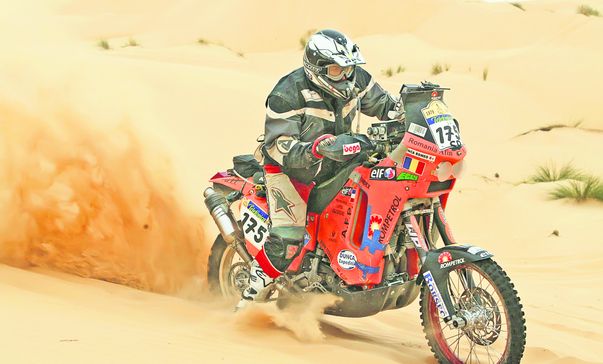 Romeo Dunca (foto mic) a fost primul român care a participat la raliul Dakar-Paris