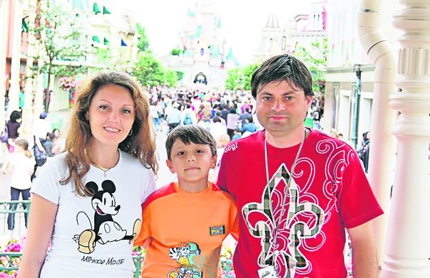 Laura, împreună cu soţul, Ionuţ, şi fiul Mihnea, la Paris