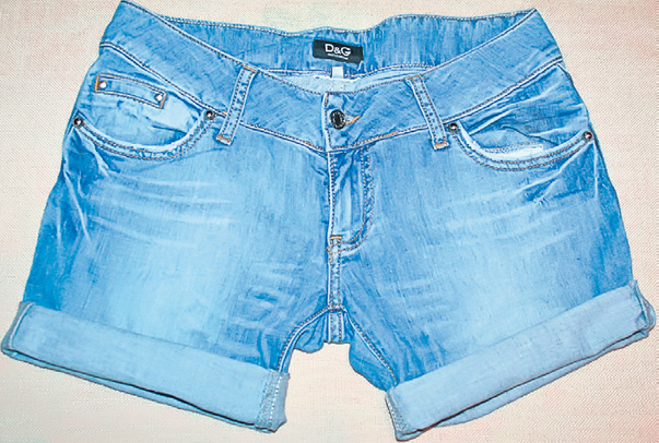 Pantalonii scurți arată super cu manșete