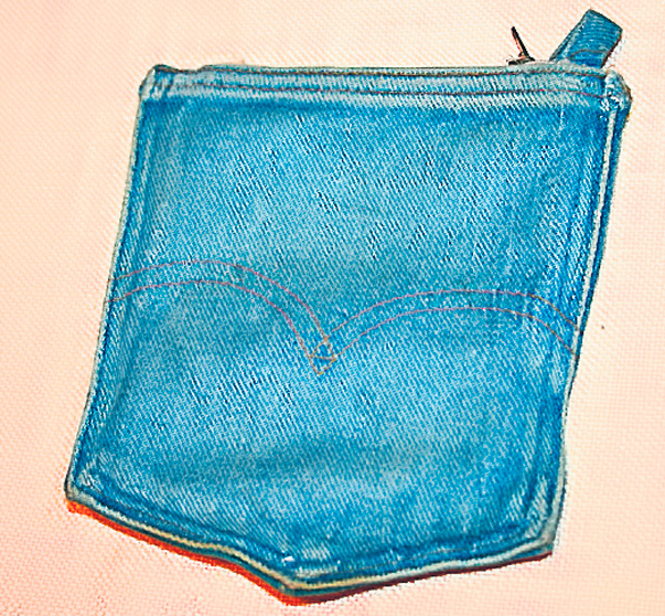 Portfardul a fost făcut din buzunarele salopetei