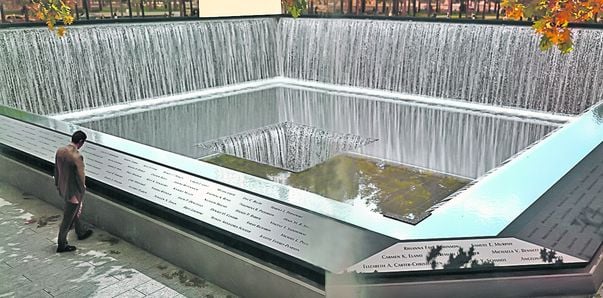 Pe locul turnurilor, autorităţile newyorkeze au construit două bazine. Pe marginile acestora au fost trecute toate numele celor decedaţi în atentatele de la WTC
