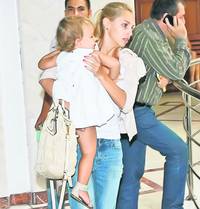 Andreea a venit la proces cu fiica ei / foto: Gabriel Pătruț