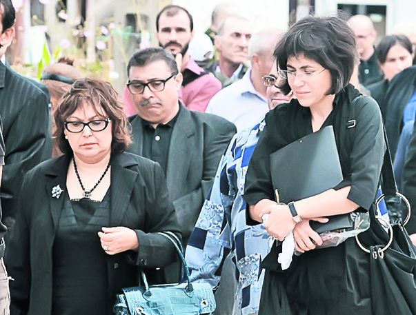 Mirela Adăscăliţei (în dreapta) a plâns, ieri, la înmormântarea lui Johnny Răducanu