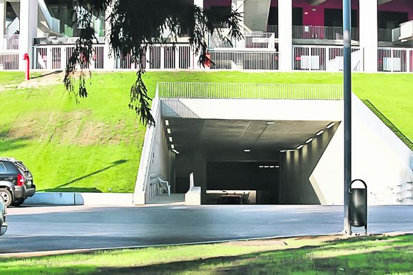 Gazonul plantat în jurul stadionului este, de asemenea, compromis