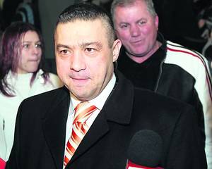 Adrian Lăcătuş, antrenorul lotului naţional feminin de box, îi bate obrazul lui Rudel Obreja, preşedintele FRB: «Să facă un pas în lateral»