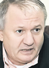 Înainte de Revoluţie, Vasile Avram a lucrat în Ministerul Comerţului Exterior, ai cărui angajaţi erau securişti sau colaborau strâns cu Securitatea