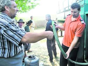 La Flotești, în Galați, oamenii se aprovizionează cu apă de la cisternele pompierilor