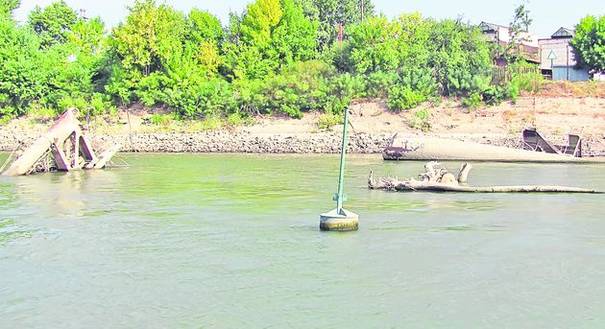 La Galați, Dunărea a scos la iveală epava vasului 