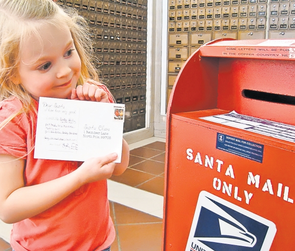 Un american face bani răspunzându-le copiilor la scrisorile pe care aceştia i le trimit lui Moşu