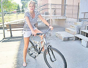 Foto & Video | Elena Udrea a mers cu bicicleta la minister