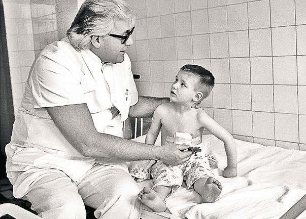 Doctorul Pesamosca, în urmă cu mai mulţi ani, când îi consulta pe micuţii săi pacienţi, cu multă dragoste şi dăruire