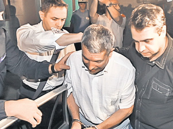 Dacă va fi găsit vinovat, Avram (centru) riscă închisoarea de la 3 la 15 ani