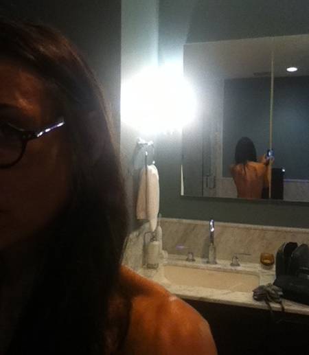 Foto | Ce le mai place să se dezbrace! Uite ce vedete au apărut goale pe Internet