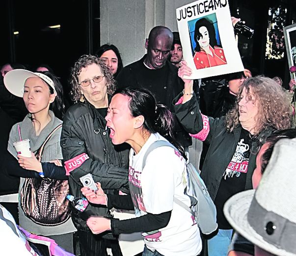 Fanii megastarului s-au adunat cu zecile în fața tribunalului, cerând ca doctorul Murray să fie condamnat