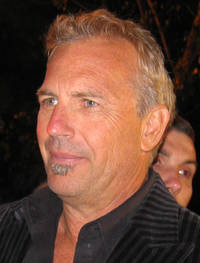 Foto | Americanii din filmul cu Kevin Costner, înnebuniţi după prune