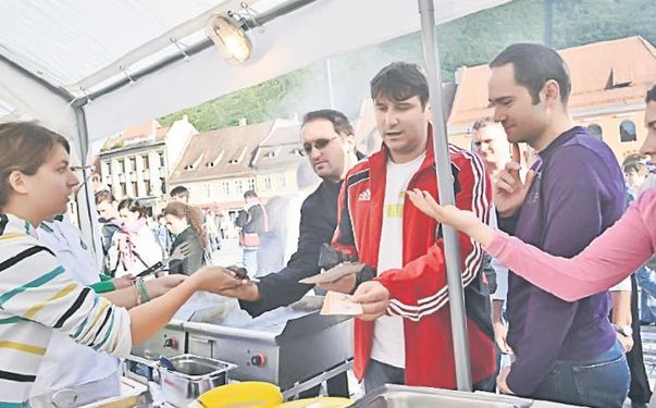 Au gătit o tocană-record şi au născocit mici din peşte