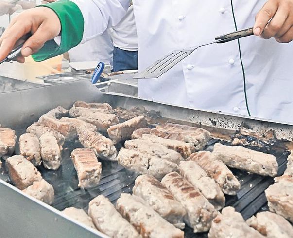 Au gătit o tocană-record şi au născocit mici din peşte