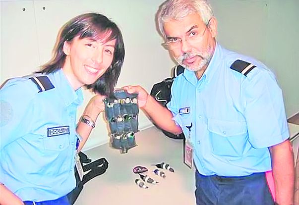 În urma percheziţiei, oamenii legii au descoperit zburătoarle în pantalonii bărbatului