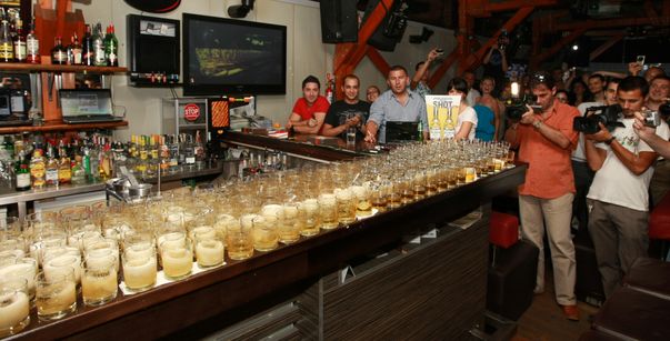 Domino-ul construit din pahare de bere si de tequila a funcţionat perfect