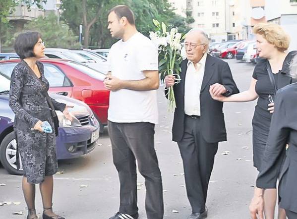 Exclusiv | Ea este femeia în braţele căreia a murit Nea Johnny!