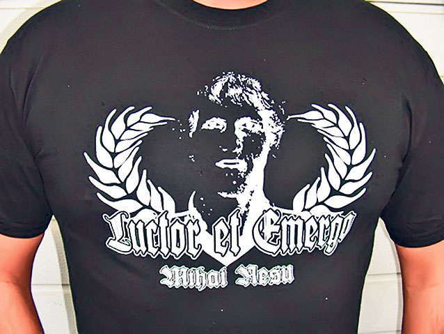 Fanii lui Utrecht au conceput un tricou pentru Mihăiţă Neşu: «Lupt şi mă ridic»