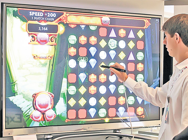 Cu ajutorul unui creion special poți folosi ecranul TV pentru jocuri și pentru desen