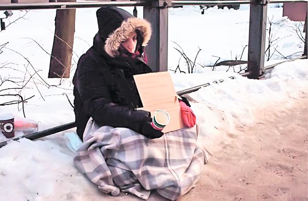 Ziarele din Finlanda au publicat, iarna trecută fotografii cu oameni care cerșeau pe zăpadă, pe un frig de crăpau pietrele