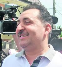 Într-o plimbare prin Bucureşti, manelistul Adi Minune a încălcat de mai multe ori regulile de circulaţie