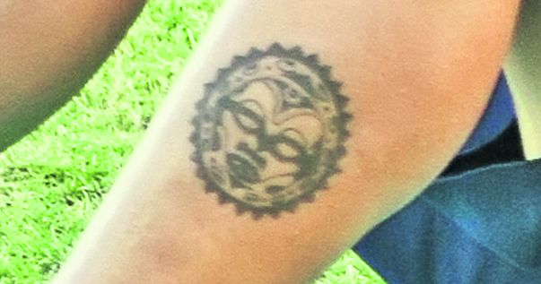 Adrian Mutu a «sărbătorit» reîntoarcerea la naţională făcându-şi un nou tatuaj, al 20-lea, pe gamba stângă: un soare aztec ce simbolizează credinţa în viaţa de apoi