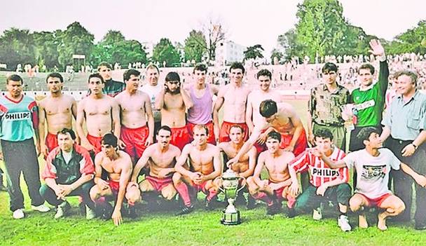 Steliștii în 1992, cu trofeul
