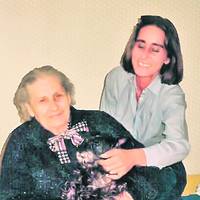 Georgeta (dreapta) împreună cu Elena, mama celor cinci copii ai familiei Năstase, într-o fotografie veche de zeci de ani