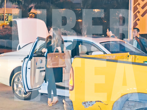 Moni a venit la aeroport cu un Rolls-Royce Ghost. Ea a fost însoțită de iubitul său chinez și de șofer