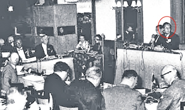 În 1954, conferința grupului a fost prezidată de prințul Bernard al Olandei (medalion)